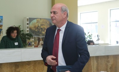 Αλήθεια, θα παραιτηθεί ποτέ ο Γραμμένος;