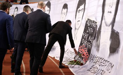 Ένα λουλούδι στη μνήμη των 21 αγγέλων (video)