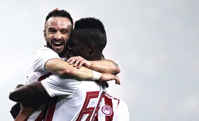 Τηλεκατευθυνόμενη σέντρα, καρφωτή κεφαλιά (video)