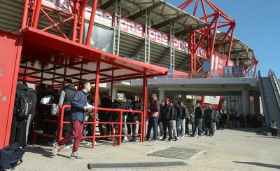Ατελείωτες ουρές για ένα εισιτήριο! (photos)