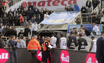 Οπαδοί ΠΑΟΚ σε παίκτες: «Ξεφτίλες, μισθοφόροι»