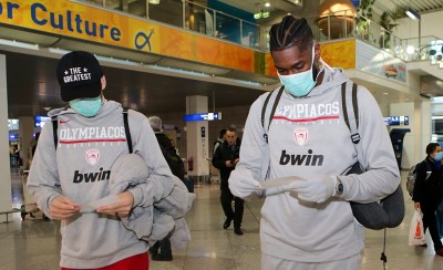 Με μάσκες η αναχώρηση του Ολυμπιακού για Βερολίνο (photos)