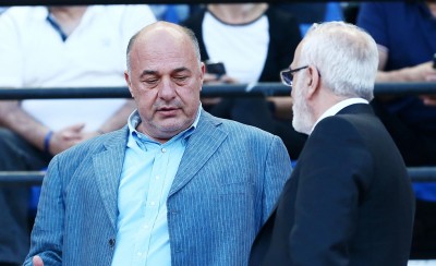 Θέλουν να κρυφτούν και οι... μπίζνες δεν τους αφήνουν