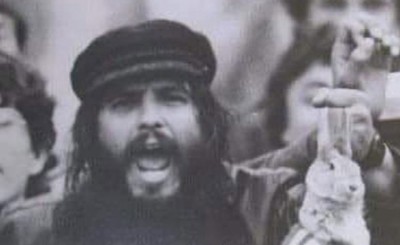 Με τη σημαία του Θρύλου σκεπασμένο το φέρετρο του Λιοφάγου