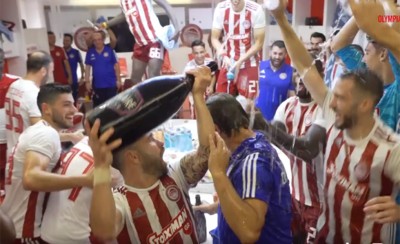 Πάρτι στα αποδυτήρια για την κούπα (video)