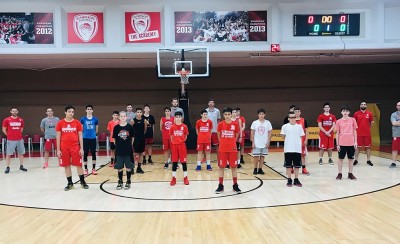 Ανανέωσε και βρέθηκε δίπλα στα παιδιά! (video+photos)