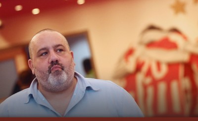 «Από τη μια κάτι σκουλήκια, από την άλλη τα πληρωμένα πληκτρολόγια…» (photo)