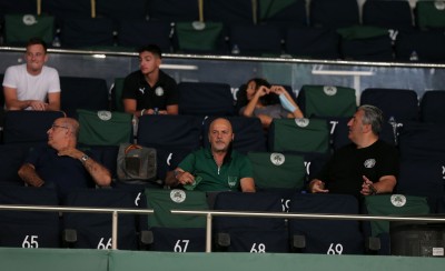 Τι ψάχνει ο Γιάννης στο πάτωμα του ΟΑΚΑ; (photo)