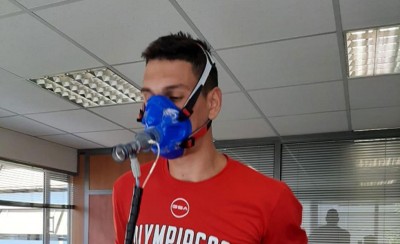 «Η πρώτη με την κόκκινη φανέλα» (photo)