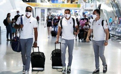 Το «ερυθρόλευκο»ταξίδι στην Αγγλία και οι ευχές των πιλότων! (video)