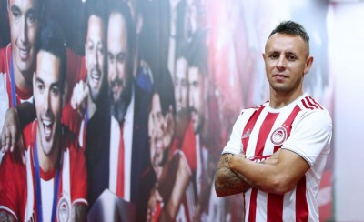 Του ταιριάζουν τα ερυθρόλευκα του παικταρά! (photos)