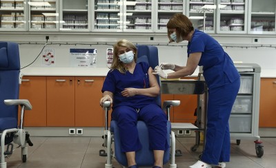 Έγινε ο πρώτος εμβολιασμός κατά του κορονοϊού