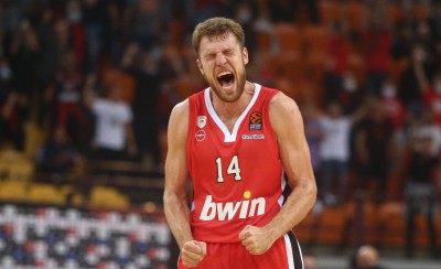 Με το μαχαίρι στα δόντια…