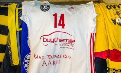 Οι γυναίκες του Ολυμπιακού στο σημείο της δολοφονίας του Άλκη (photos)