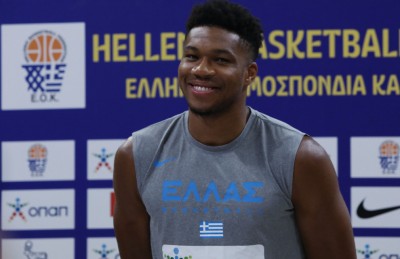 Γιάννης Αντετοκούνμπο: «Ο Σλούκας εδώ είναι πρωταθλητής, να κάνουμε το επόμενο βήμα»