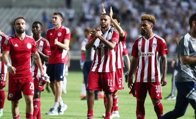 Πήγαν να χειροκροτήσουν οι ποδοσφαιριστές τον κόσμο (photos)