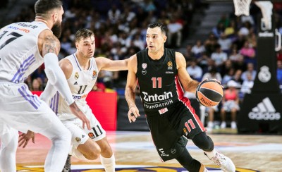 Απίθανη ασίστ  Σλούκα, από το ένα καλάθι στο άλλο! (video)