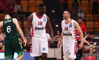 Τον νικάει όπου τον βρίσκει! Με κάθε τρόπο!