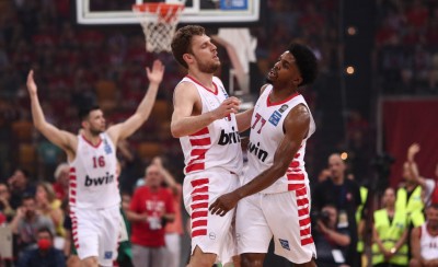 Απόλυτη συγκέντρωση στο ντέρμπι τώρα!