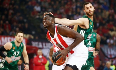 Ανίκητος ο γίγαντας Φαλ στη ρακέτα! (video)