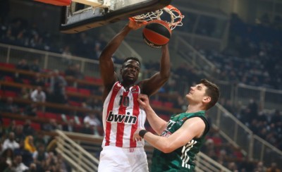 Τους έκανε... σκόνη ο «δεινόσαυρος»! (video)