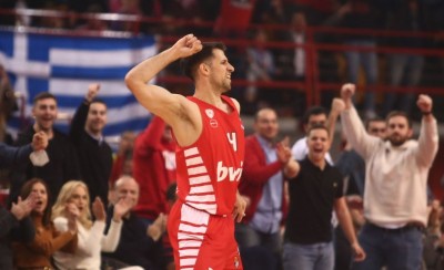 Ο απόλυτος «χαμός» στα αποδυτήρια με Λούντζη! (video)