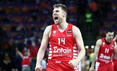 Βεζένκοφ: «Μαζί παλέψαμε, μαζί τα καταφέραμε, μαζί κλάψαμε» (photo)