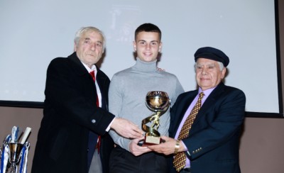 H ΕΠΣ Πειραιά βράβευσε τον Θρύλο και τον Μουζακίτη! (photo, video)