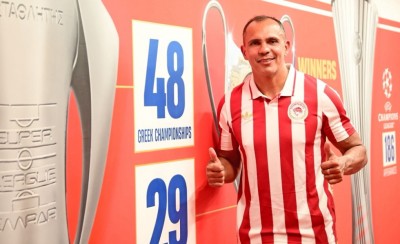 O «μάγος» επέστρεψε στο σπίτι και πόζαρε με την επετειακή φανέλα! (video)