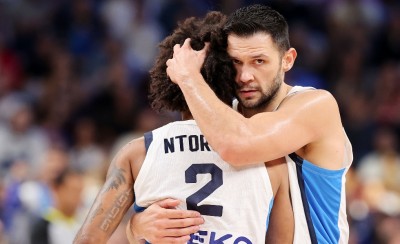 Η υποδοχή των «ερυθρόλευκων» διεθνών στο ΣΕΦ (video)