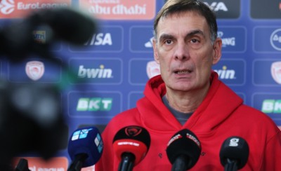 Μπαρτζώκας: «Στα αποδυτήρια μιλάμε για μπάσκετ και μόνο»