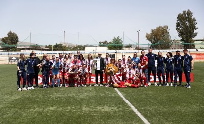 Η απονομή στην πρωταθλήτρια ομάδα ποδοσφαίρου Γυναικών