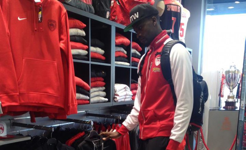 Ο Τζέιμς στο Olympiacos BC Store