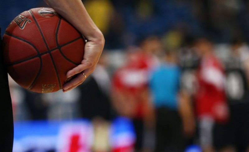 Αυτοί σφυρίζουν με Κολοσσό