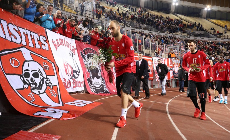 Ένα λουλούδι στη μνήμη τους (video)