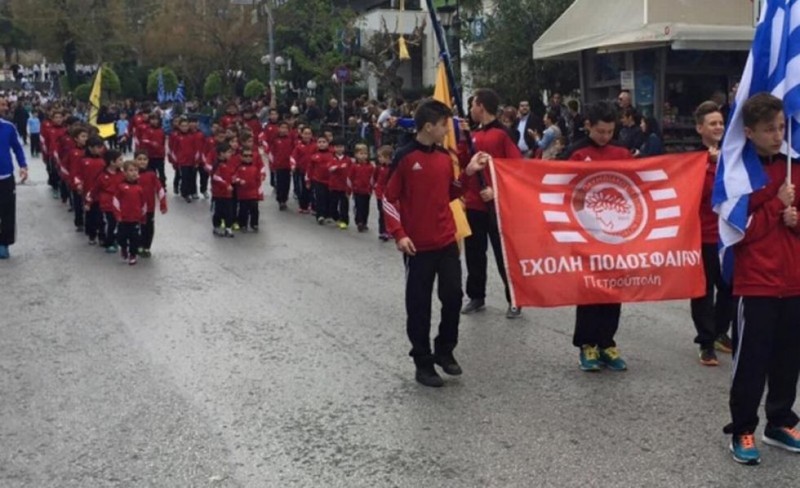 Παρέλασε και η Σχολή Πετρούπολης