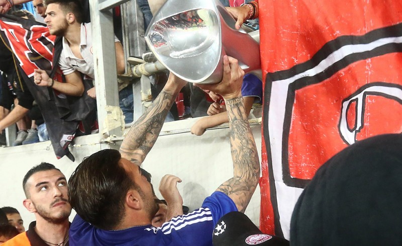 Ο Ρομπέρτο έδωσε το τρόπαιο στη Θύρα 7!