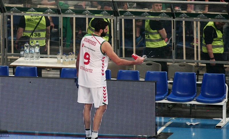 Κούτσα με... όλα, πίνει Coca-Cola!