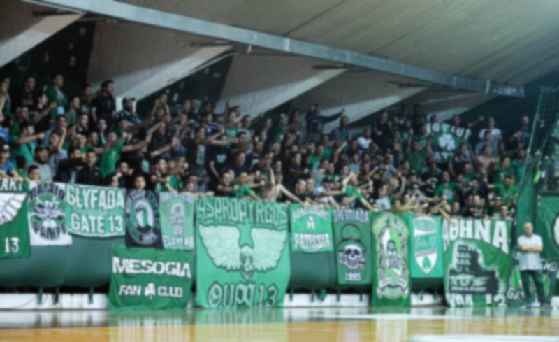 Ντροπή! Αντικείμενα και σε γυναίκες πέταξαν οι οπαδοί του ΠΑΟ