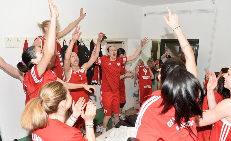 ΘΡΥΛΙΚΟ ΓΛΕΝΤΙ στα αποδυτήρια της Λεωφόρου!