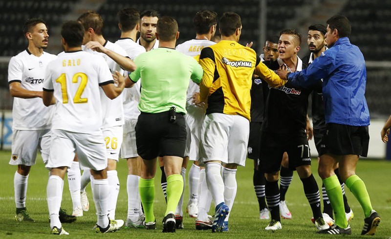 Απίστευτο! Έπαιξαν μπουνιές στο κεκλεισμένων ΠΑΟΚ-ΑΕΚ!