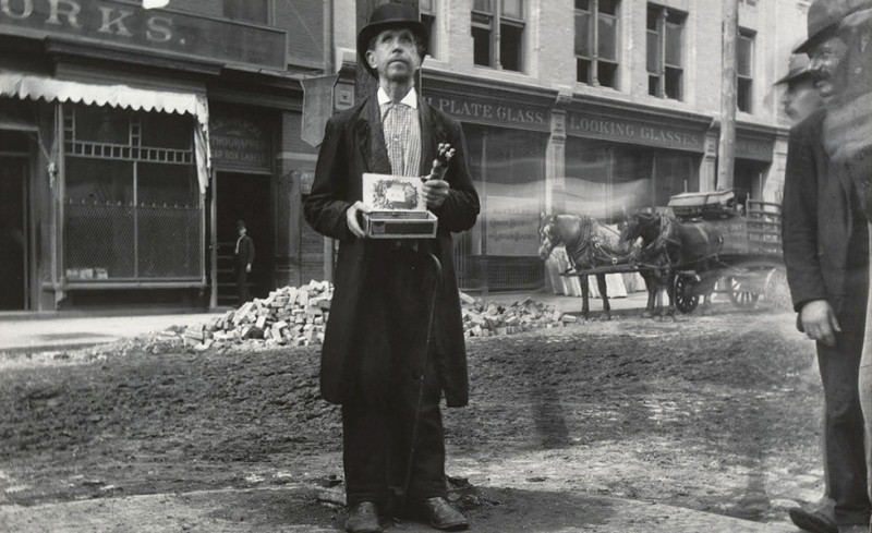 Για μια... χούφτα δολάρια!