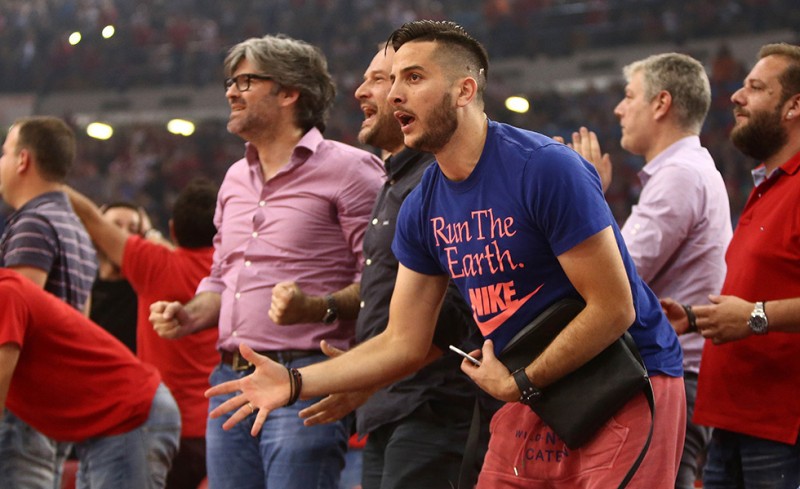 Τρελάθηκε ξανά με το Θρύλο ο Μανωλάς!