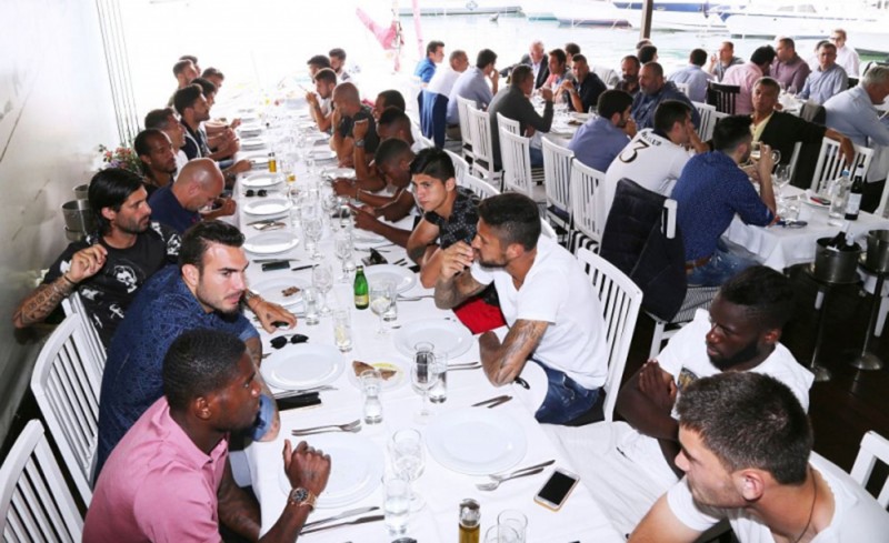 Οικογενειακό γεύμα, δίπλα στη θάλασσα!