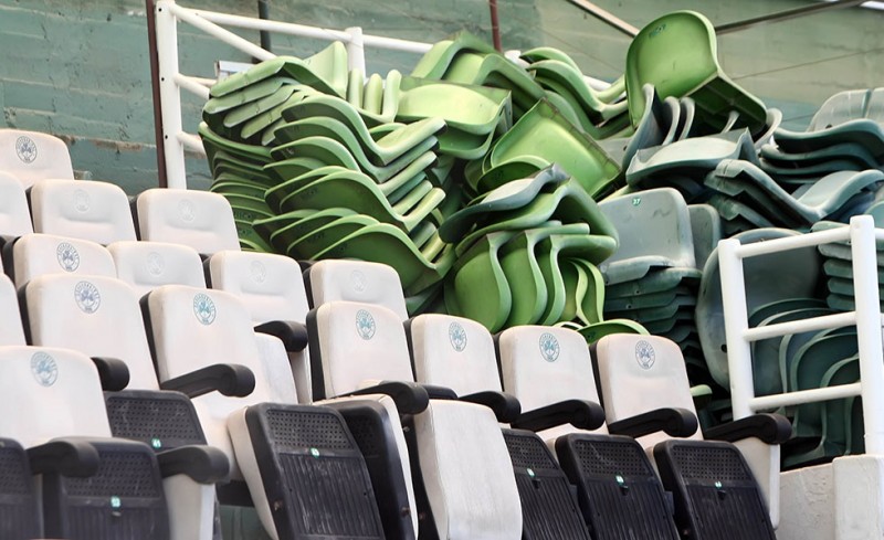 Φωνάξτε τους... εθελοντές να βάλουν πίσω τα καθίσματα!