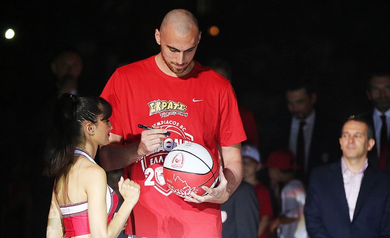 Ο Νίκολα κοντά στον Ερυθρό Αστέρα