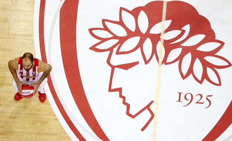 Υποκλίνονται όλοι