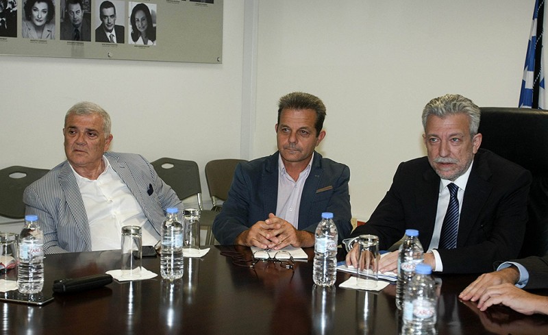 Ούτε τα προσχήματα!