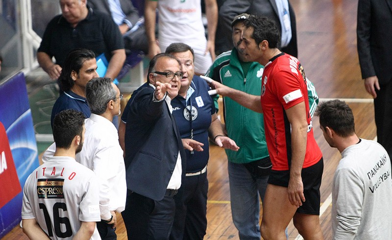 Καπνογόνα και ξύλο στην Κυψέλη!