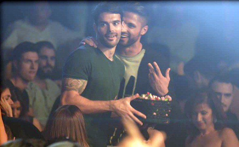 Γλέντι στα μπουζούκια για τους